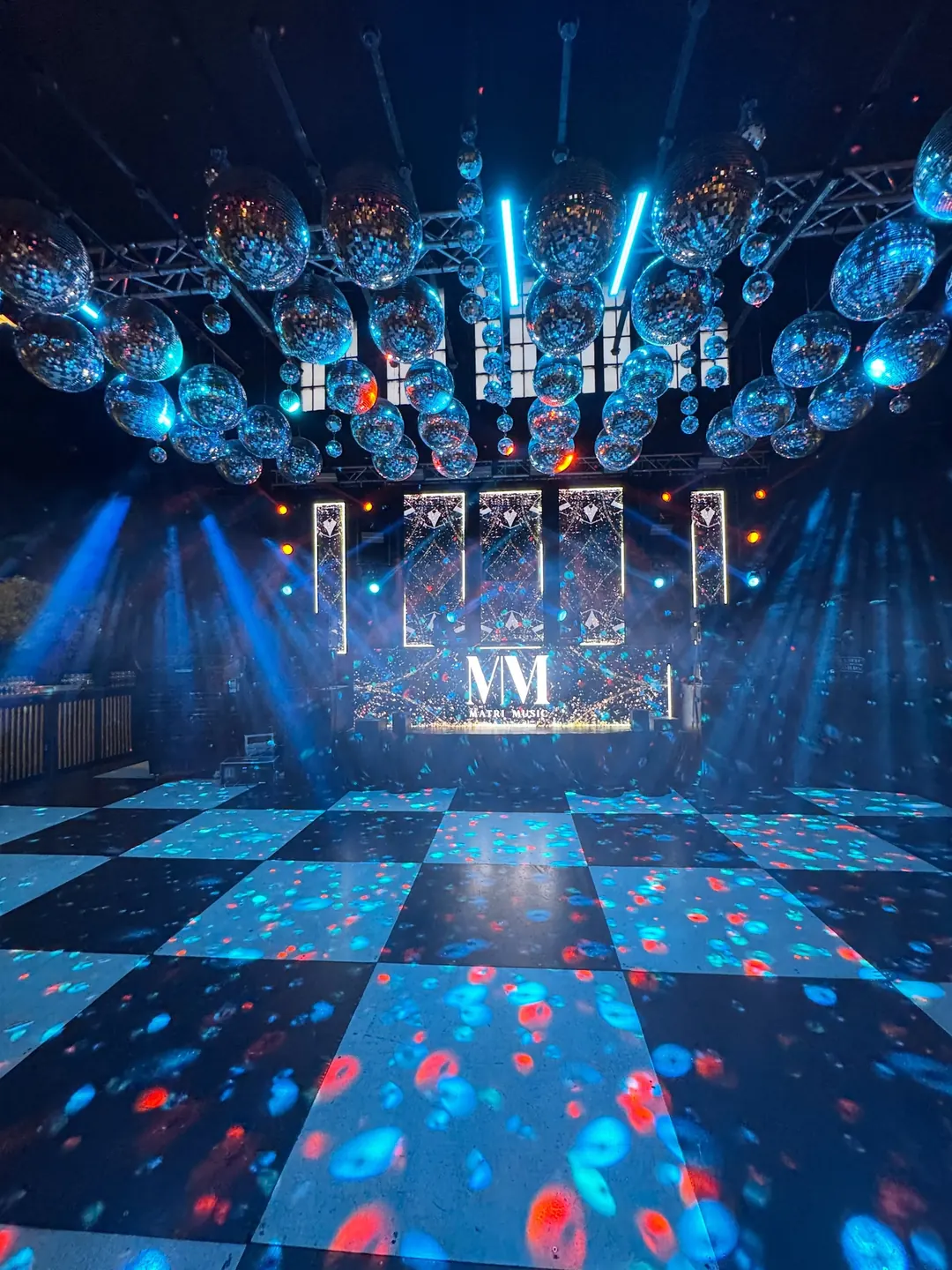 Montaje completo con esferas, haces de luz, pista iluminada y escenario MatriMusic